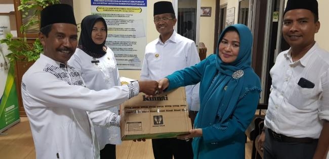 Bupati dan Wakil Bupati Solok Kunjungi dan Serahkan Bantuan Kepada Korban Kebakaran Koto Baru