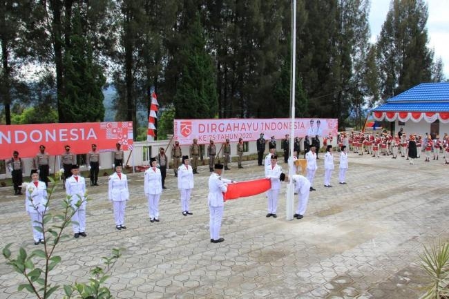 Wakil Bupati Pimpin Upacara Penurunan Bendera Merah Putih