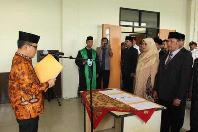 Pelantikan dan Pengambilan Sumpah Pejabat Administrator dan Pengawas di Lingkungan DPRKPP Kabupaten 