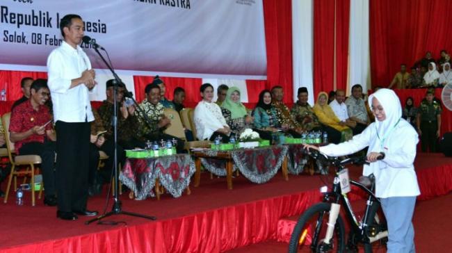 91jokowi-kunker-sumbar_20180208_180703.jpg