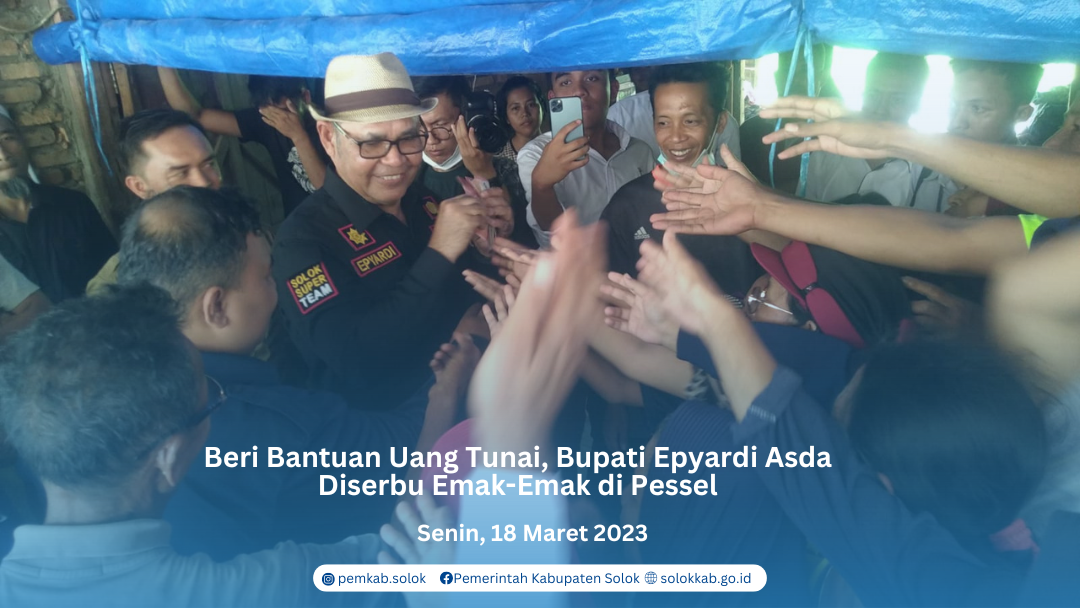 Beri Bantuan Uang Tunai, Bupati Epyardi Asda Diserbu Emak-Emak di Pessel.