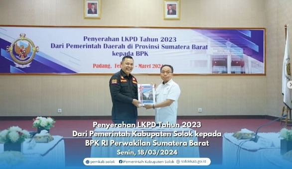  Bupati Solok  Menyerahkan Laporan Keuangan Pemerintah Daerah (LKPD) Tahun 2023 Kepada (BPK RI) Perwakilan Sumatera Barat.