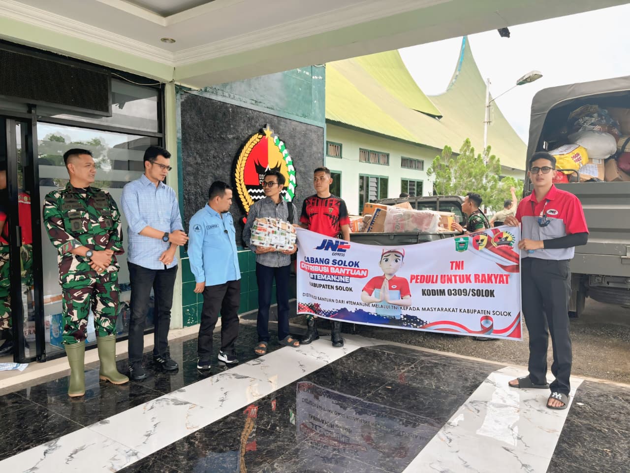 Penyaluran Bantuan Sembako, Obat-Obatan, dan Pakaian dari TemanJNE untuk Korban Bencana di Kabupaten Solok