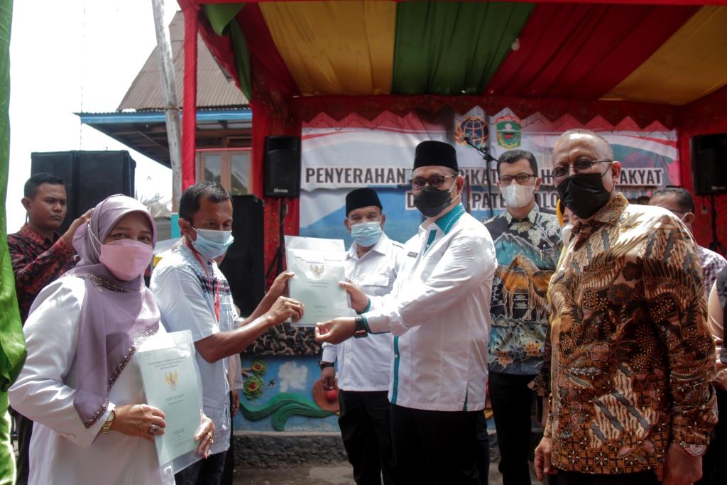 Bupati Serahkan Sertifikat PTSL kabupaten Solok