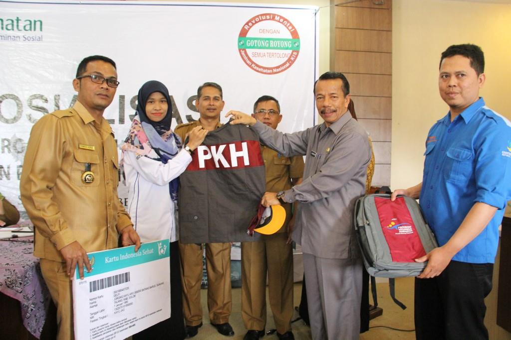 penyerahan baju pendamping program keluarga harapan