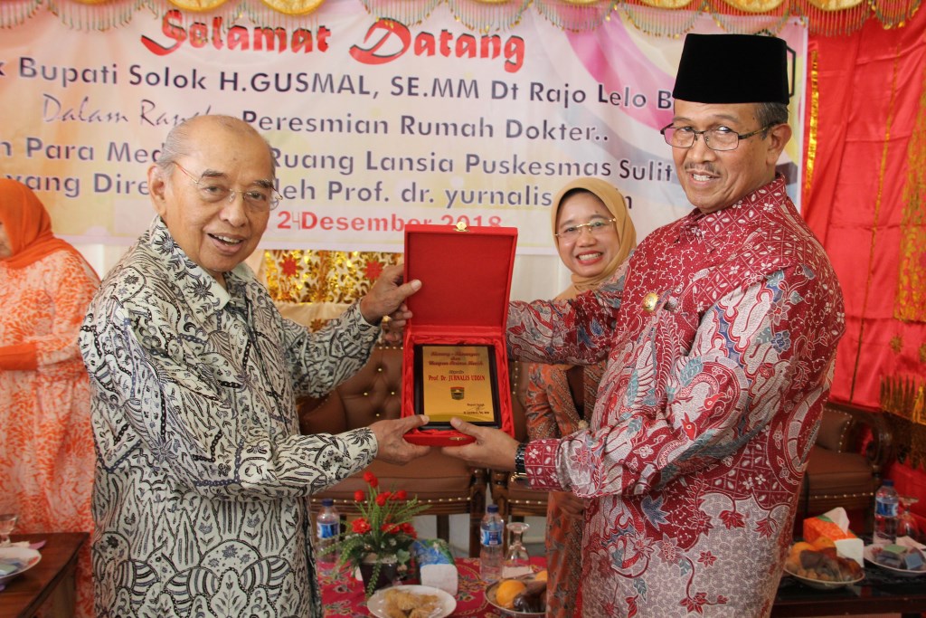 penyerahan kenang-kenangan  danucapan terimakasih dari pemda