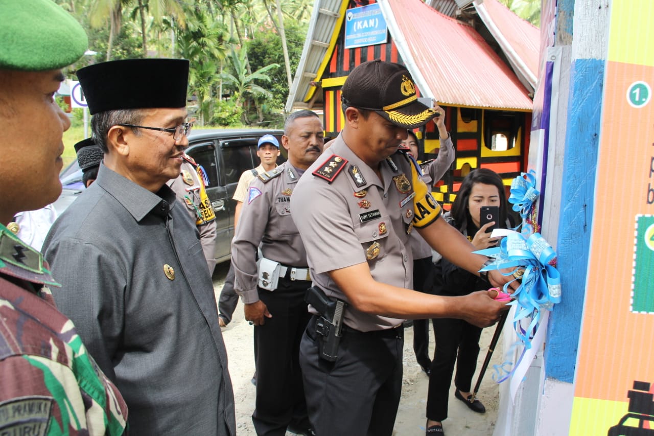 memotong pita tanda peresmian Pos Informasi Kampung Tertib Lalu Lintas Nagari Indudur