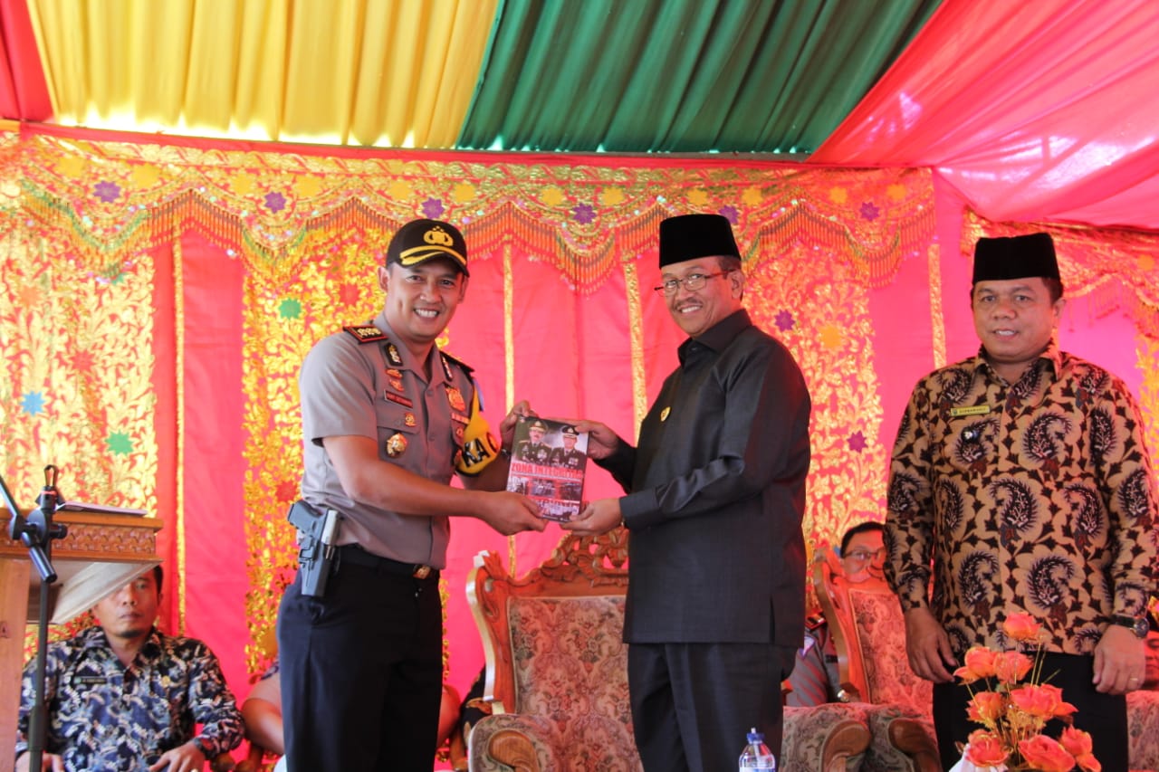 Kapolres Solok Kota AKBP Dony Setiawan menyerahkan bukunya yang berjudul “Membangun Zona Integritas, Tantangan dan Peluang Menuju Polri yang Dicintai Masyarakat”, kepada Bupati Solok Gusmal