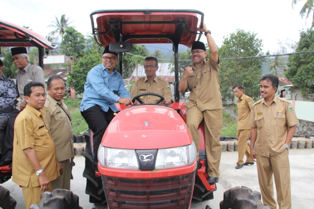 BUPATI SOLOK FOTO BERSAMA DIATAS TRATOR RODA 4