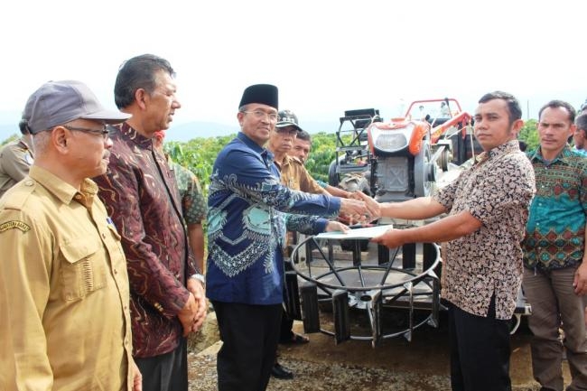 Bupati Solok Serahkan Bantuan Traktor Bagi Kelompok Tani Kopi  Hiliran Gumanti