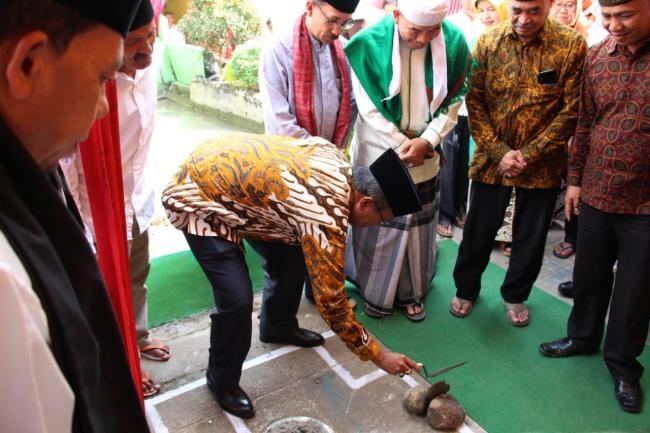 "Peletakan Batu Pertama" Renovasi Mesjid Agung Al- Munawarah