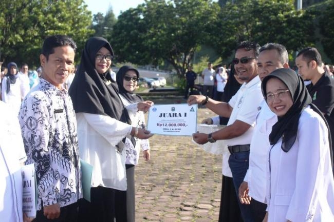 Penyerahan Hadiah Lomba Usaha Kesehatan Sekolah (UKS) Kabupaten Solok Tahun 2018