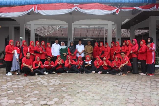Bupati Lepas Kader PKK Beprestasi Kabupaten Solok ke Tingkat Propinsi