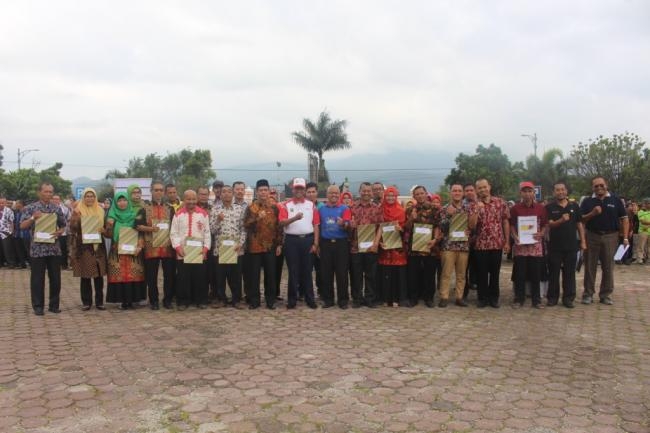 Bupati serahkan Piagam Penghargaan serta Bantuan Kendaraan Operasional Pertanian