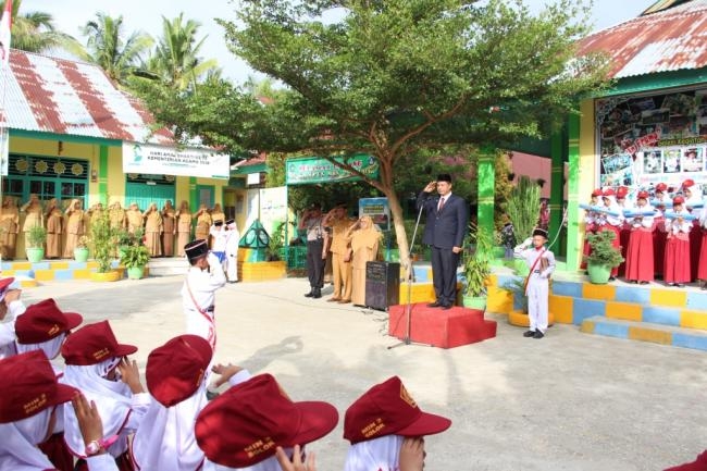 Wakil Bupati Solok Pimpin Upacara Bendera di MIN 2 Solok