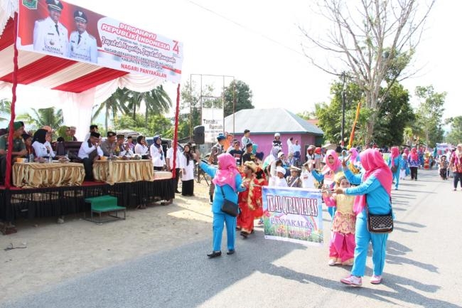 upati Lepas Peserta Pawai Alegoris di Kecamatan Kubung