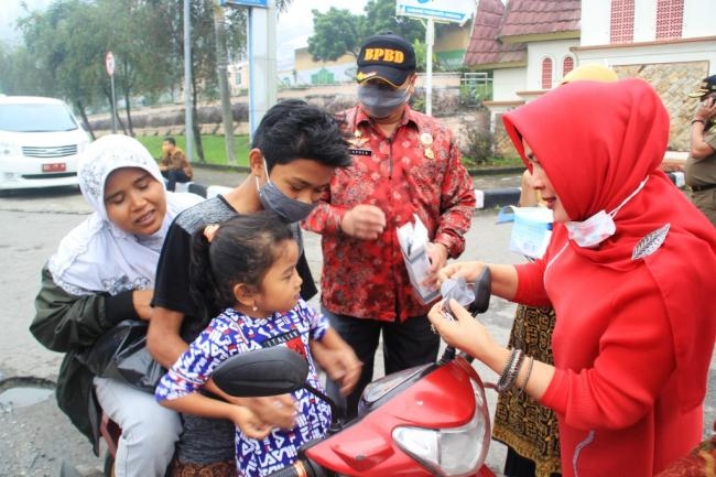 Aksi Sosial bagi-bagi Masker di Depan Kantor Bupati Solok