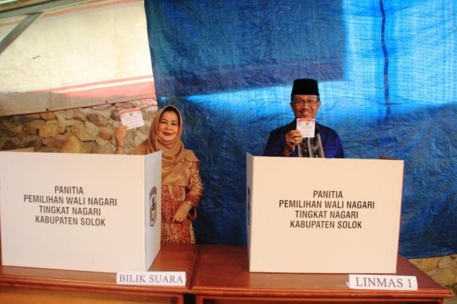 Bupati Solok bersama Istri Berikan Hak Suara Pada Pilwana Badunsanak