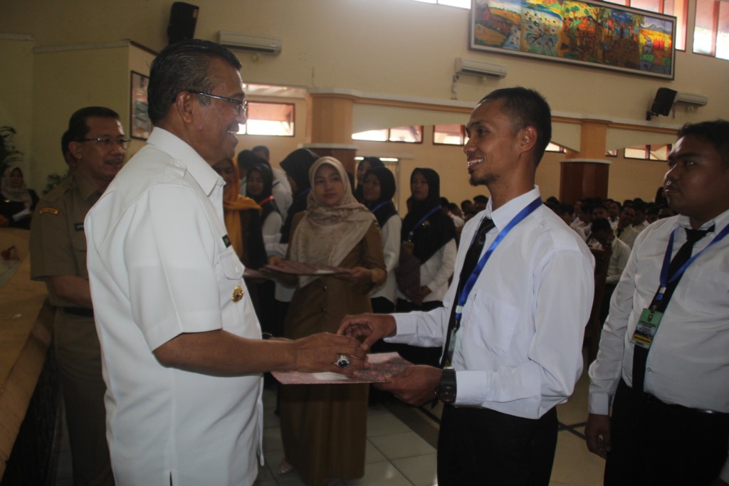 bupati solok serahkan pengahrgaan kepada cpns terbaik (1)