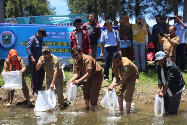 Penebaran Benih Ikan Nilem di Perairan Danau Diatas