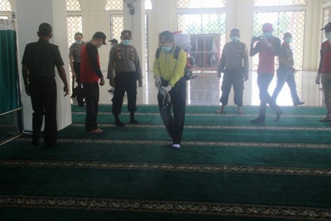 Antisipasi Corona Pemkab Solok Lakukan Penyemprotan di Beberapa Mesjid Kabupaten Solok