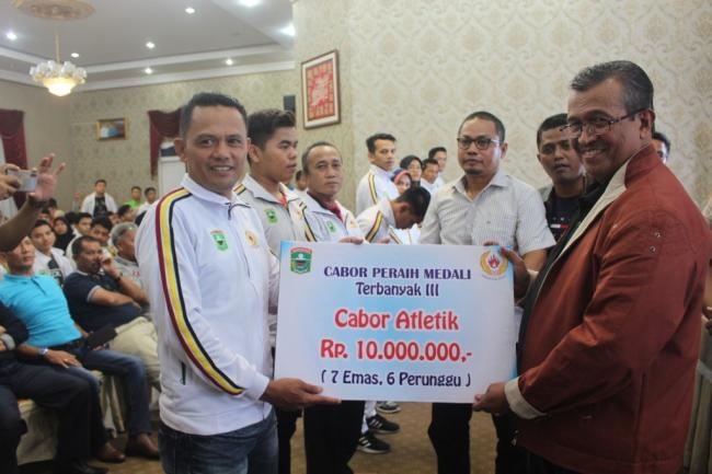 Bupati Serahkan Bonus Medali Porprov ke XV secara Simbolis