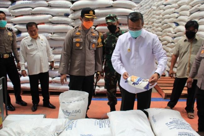 Bupati Tinjau Persediaan Pangan di Bulog