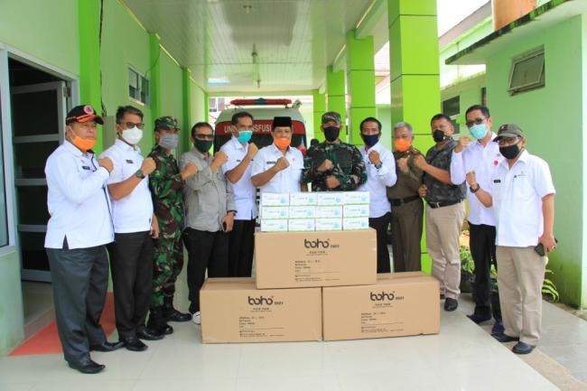 Wakil Bupati Terima Bantuan APD Untuk RSUD Arosuka dari Panglima TNI
