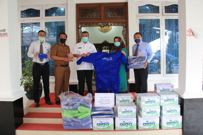 Bupati Terima Bantuan APD dari Bank Nagari Cabang Solok