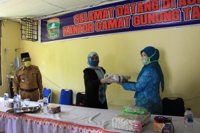 TP PKK Kabupaten Serahkan Bantuan Masker Kepada TP PKK Kecamatan