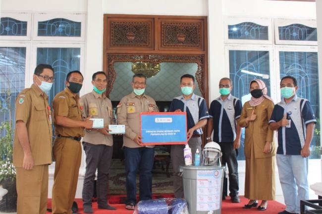 Bupati Terima Bantuan APD dari PT Tirta Investama