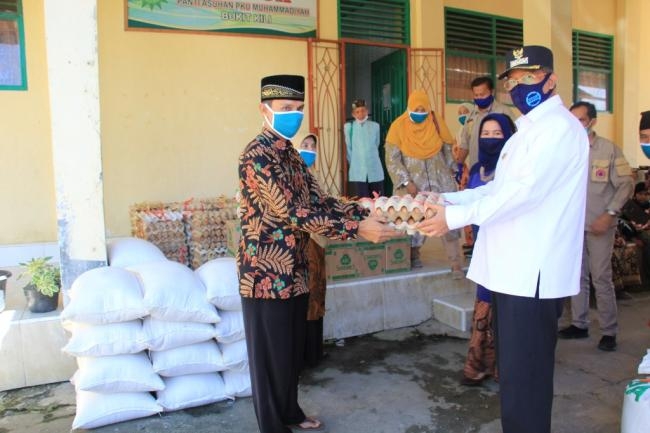 Bupati Serahkan Bantuan Covid-19 Kepada Masyarakat Secara Simbolis