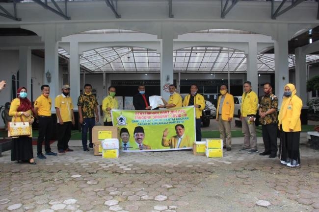 Pemda Kabupaten Solok Terima Bantuan APD Dari Partai Golkar