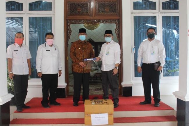 Bupati Terima Bantuan Dari BPJS Ketenagakerjaan Cabang Solok 