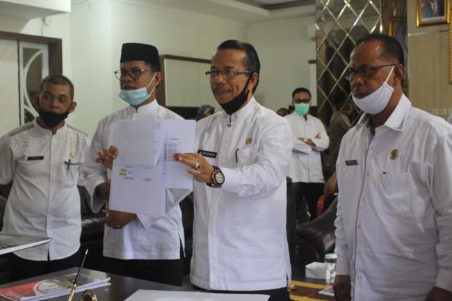 Sekda Kabupaten Solok Terima Hibah Barang Dari Balitbang