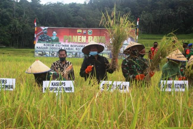 Bupati Hadiri Panen Raya Guguak Sarai bersama Danrem 032