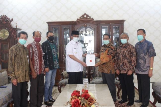 Ketua Yayasan UMMY Solok Sambangi Kediaman Bupati