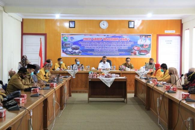 Tingkatkan Perekonomian Petani Tomat  Pemkab Solok Adakan FGD Bersama UNP