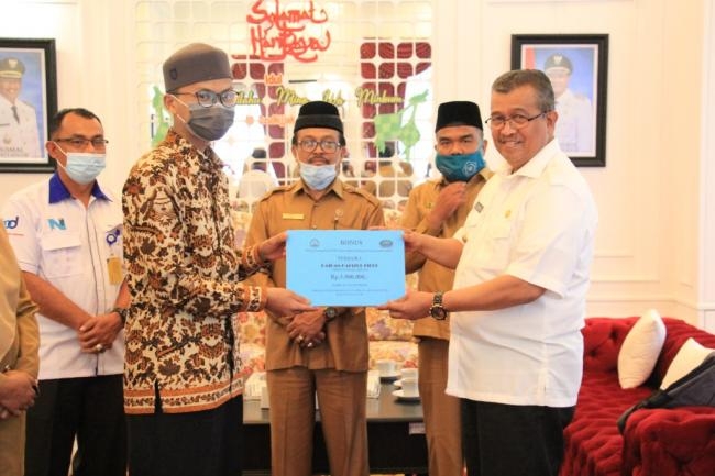 Bupati Serahkan Bonus MTQ Nasional Serta Bantuan Pendidikan ke Kairo
