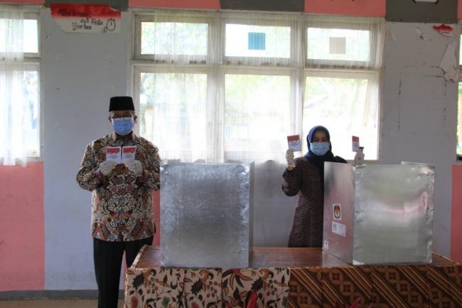 Sukseskan Pilkada, Bupati Gunakan Hak Suara ke TPS