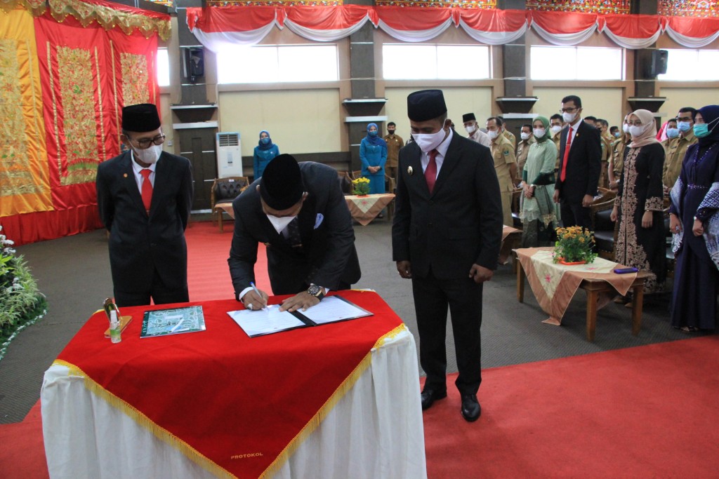 Bupati dan Wakil Solok H. Epyardi Asda, M. Mar & Jon Firman Pandu Lakukan Sertijab dengan Pj Bupati