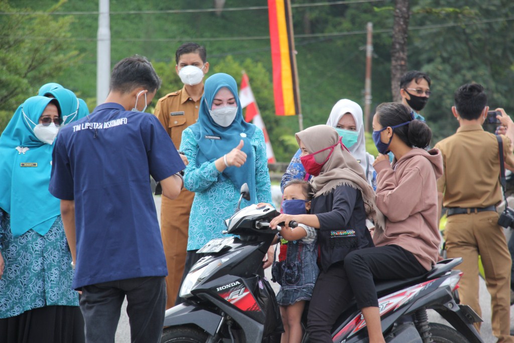 Tekan Angka Covid-19 Ketua TP-PKK Kabupaten Solok Bagi-Bagi Masker
