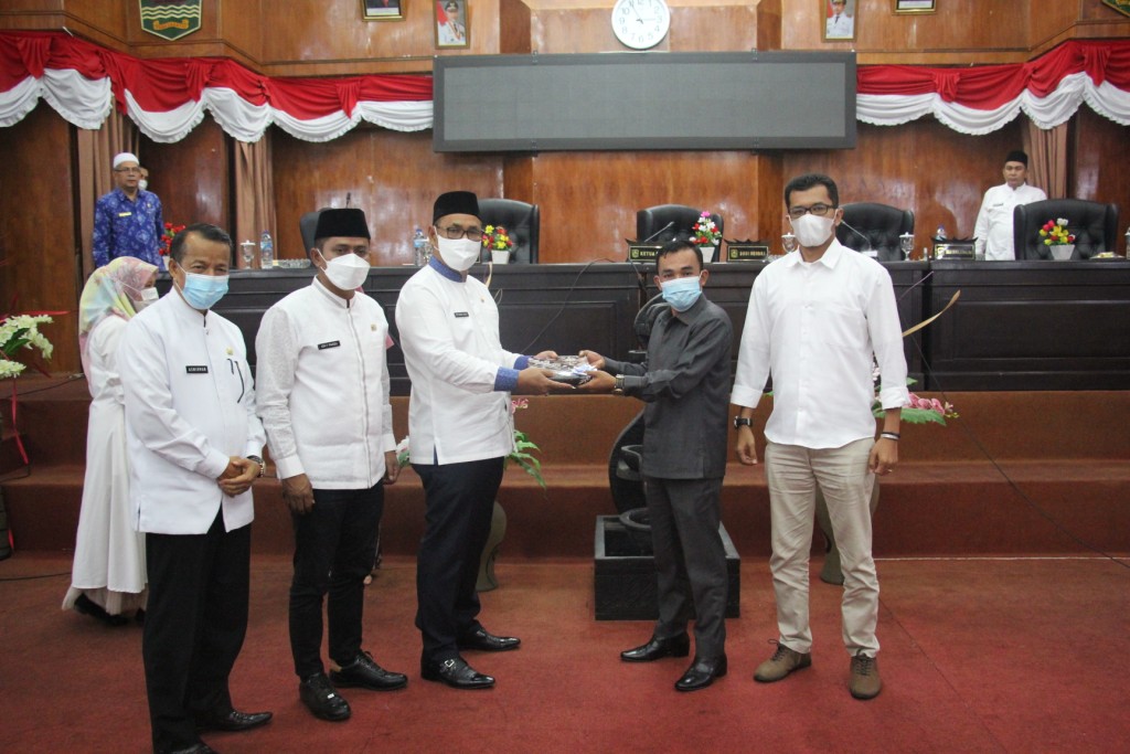 Konsultasi Publik Rampung, Bupati Serahkan Rancangan RPJMD 2021-2026  ke DPRD Kabupaten Solok