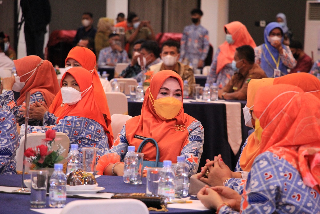 Ketua TP-PKK Kabupaten Solok Hadiri Puncak Peringatan Harganas ke-28 Tingkat Propinsi Sumbar