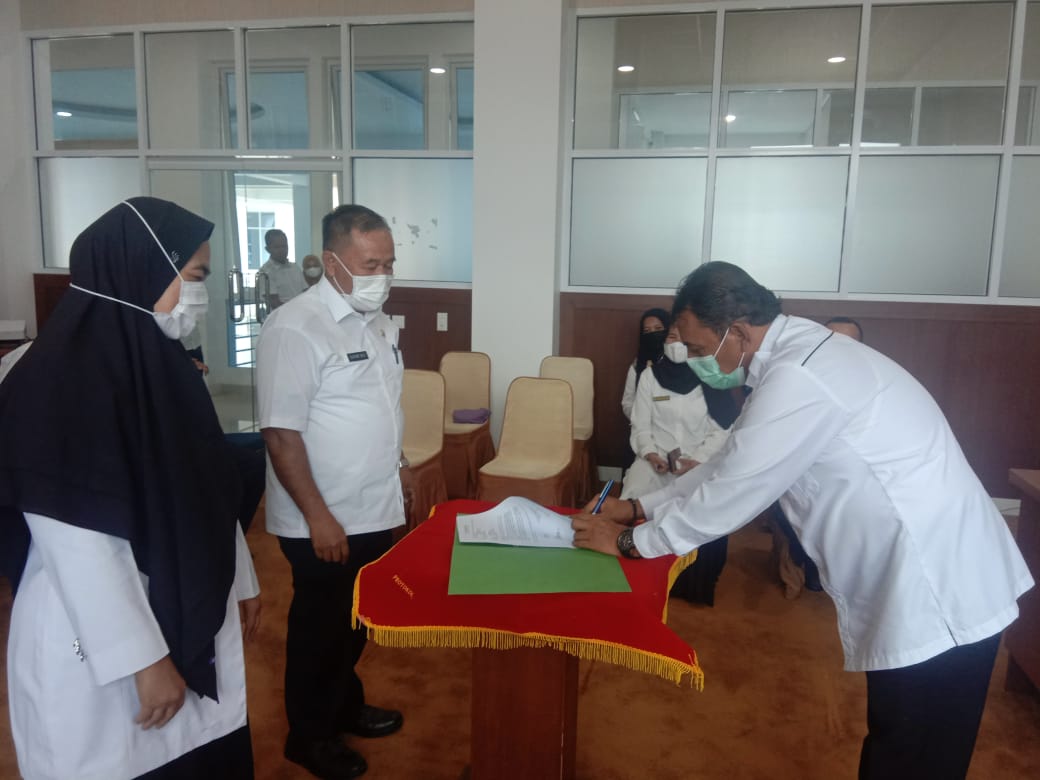 Plh. Sekda Kabupaten Solok Pimpin Sertijab Beberapa Kepala Bagian  Sekretariat Daerah kab. Solok