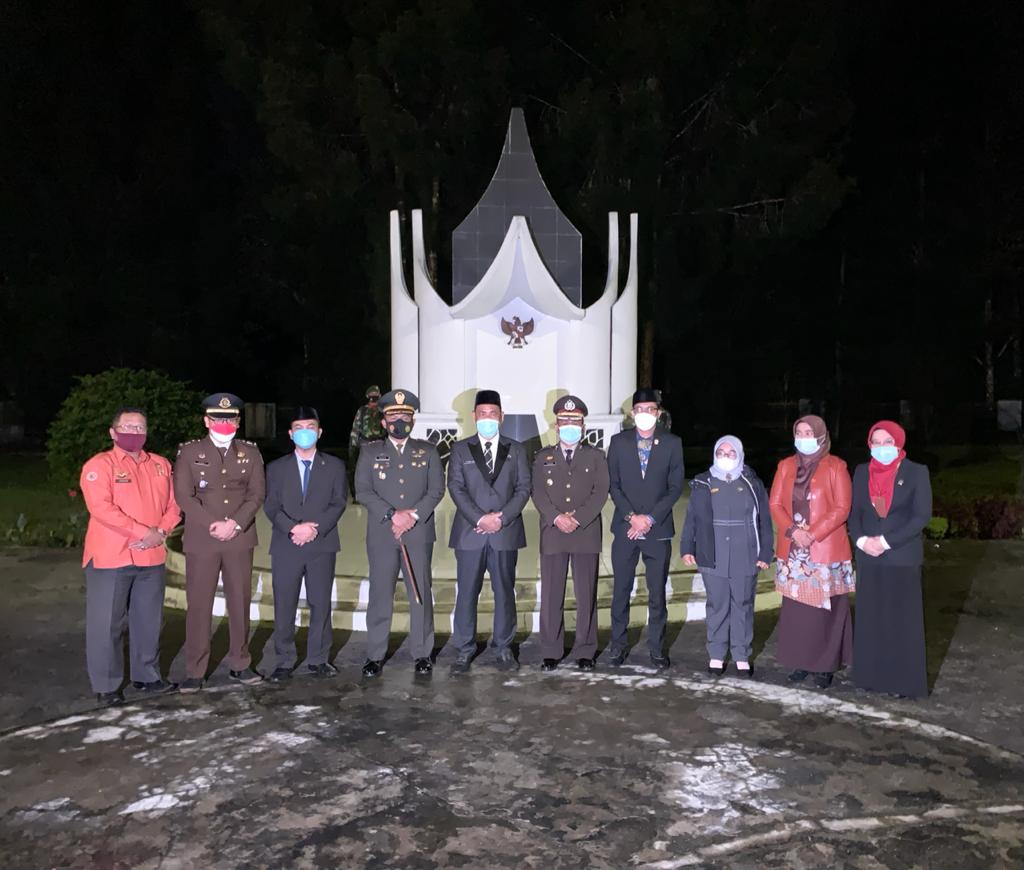 Bupati Solok Ikuti Pelaksanaan Apel Renungan Suci di Tamam Makam Pahlawan Kayuaro