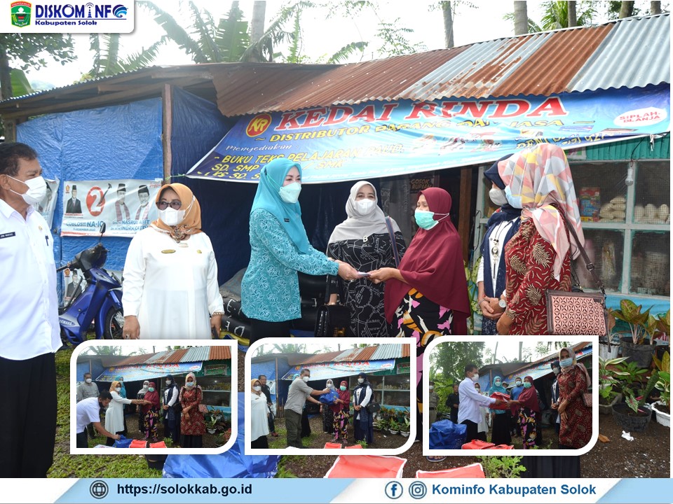 Pemda Melalui Dinas Sosial bersama Ketua TP-PKK Kabupaten Solok  Serahkan Bantuan Kepada Salah Satu Warga Nagari Tikalak