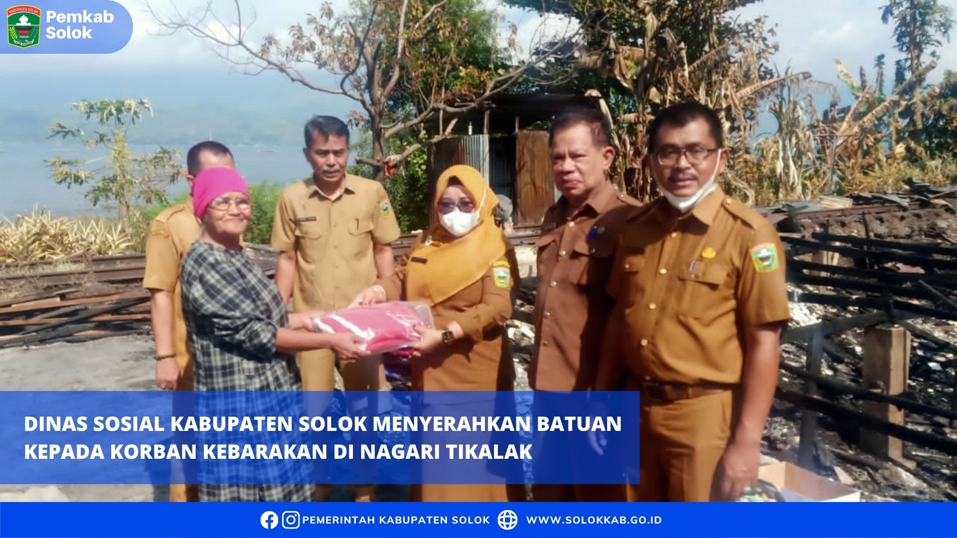 DINAS SOSIAL KABUPATEN SOLOK MENYERAHKAN BATUAN KEPADA KORBAN KEBAKARAN DI NAGARI TIKALAK