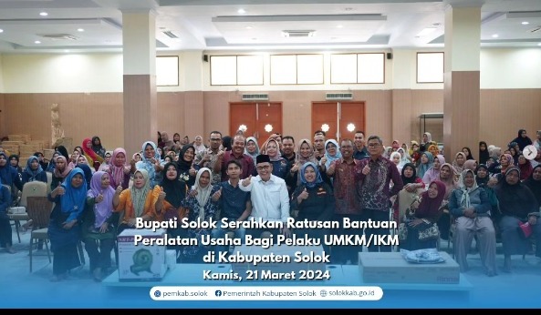 Bupati Solok   Epyardi Asda  Menyerahkan Bantuan Peralatan Usaha bagi Pelaku UMKM dan IKM di Kabupaten Solok.