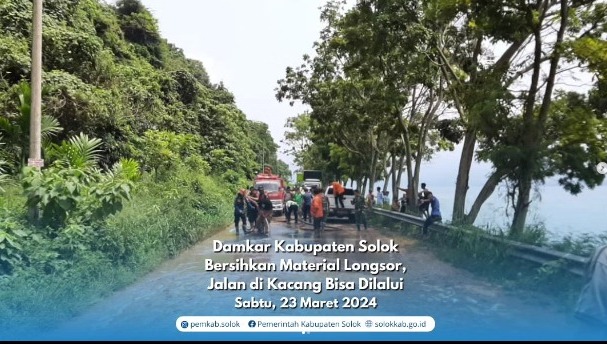 Damkar Kabupaten Solok Bersihkan Material Longsor, Jalan di Kacang Bisa Dilalui. 